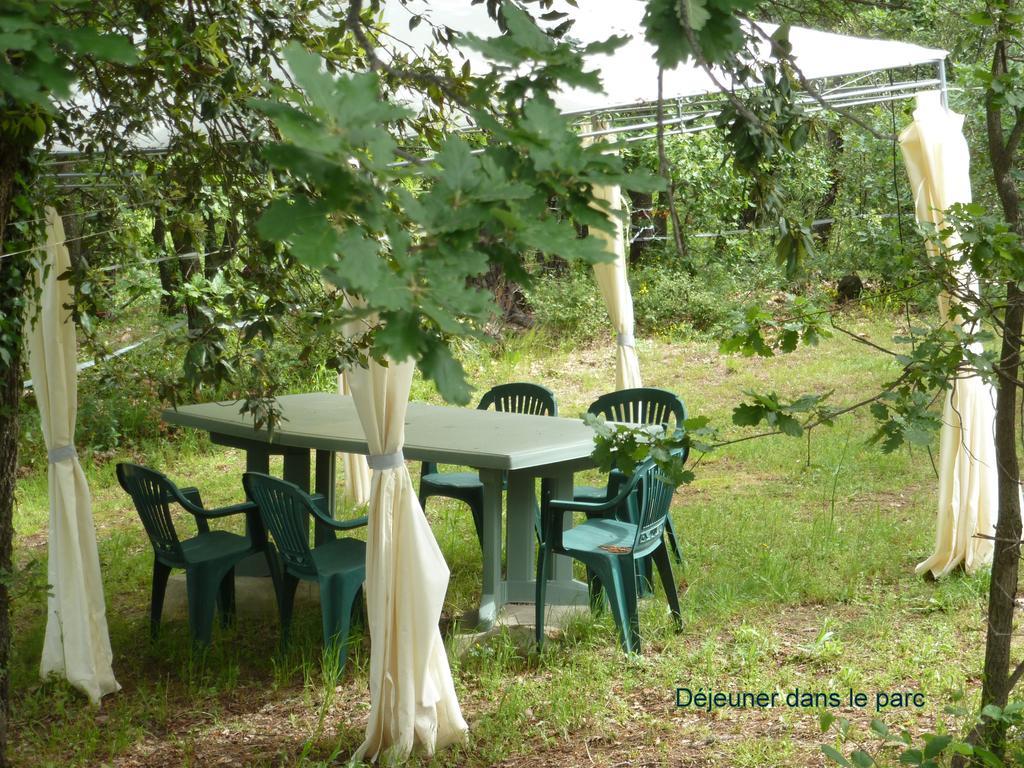 Domaine Du Planas Ailhon Ardeche Bed & Breakfast Ruang foto